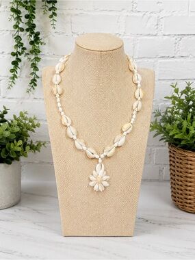 Cream Shell Flower Pendant Necklace - Elegant Beach-Inspired Jewelry